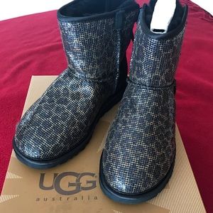 UGGs size 5 mini Bailey bow glitter boot. Never worn. In box